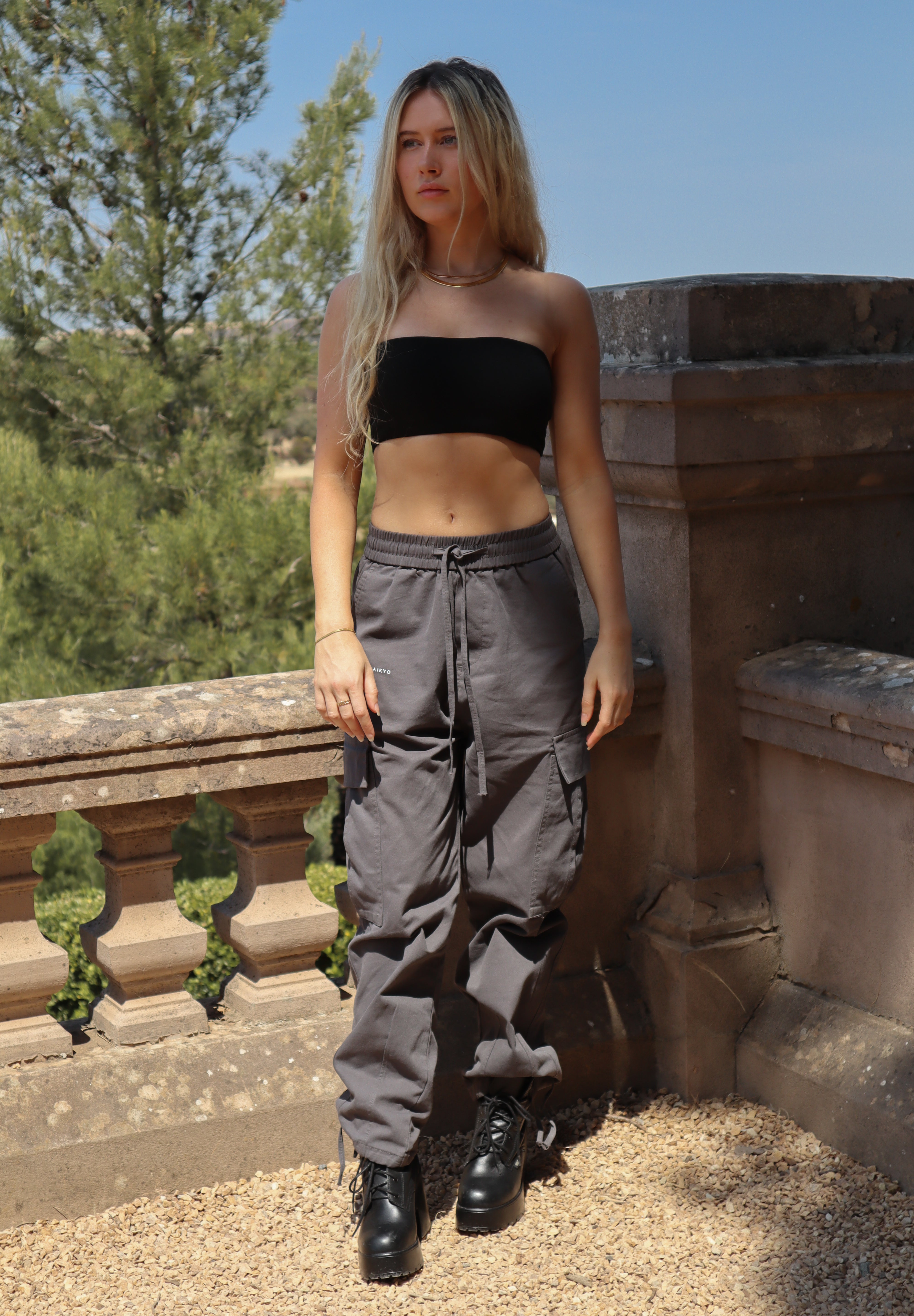 cargo pants, cargo jeans, parachute pants, charcoal pants, streetwear style, streetwear vibe, streetwear aesthetic, ootd, matching set, cool girl style, affordable clothing, affordable pants, black jeans, black cargos, 90s style, Rachel green cargo pants, Rachel friends cargo pants, Rachel friends pants, Rachel from friends style, Rachel green clothes, friends clothes inspo, black pants, black matching set, charcoal matching set, streetwear matching set