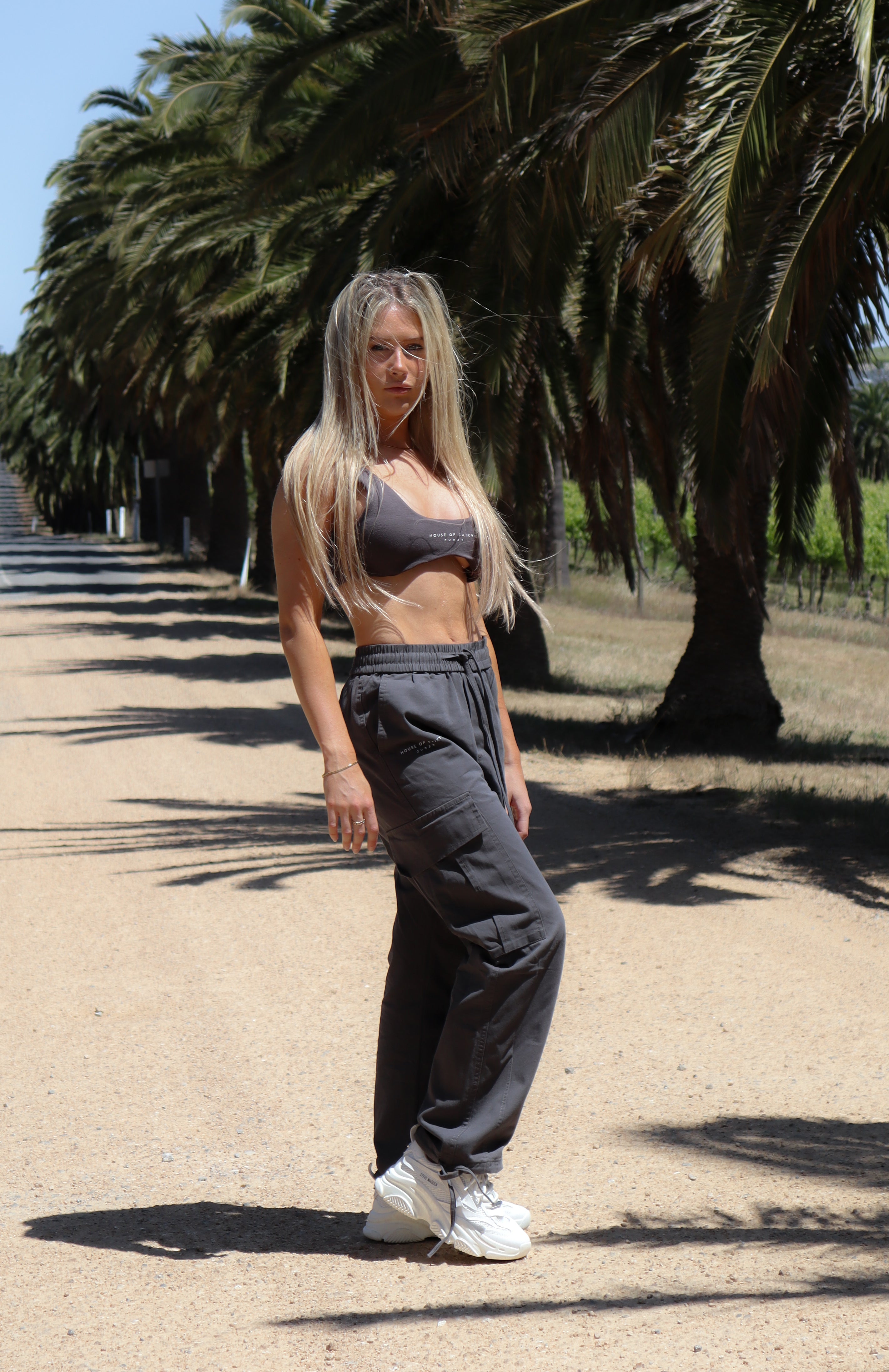 cargo pants, cargo jeans, parachute pants, charcoal pants, streetwear style, streetwear vibe, streetwear aesthetic, ootd, matching set, cool girl style, affordable clothing, affordable pants, black jeans, black cargos, 90s style, Rachel green cargo pants, Rachel friends cargo pants, Rachel friends pants, Rachel from friends style, Rachel green clothes, friends clothes inspo, black pants, black matching set, charcoal matching set, streetwear matching set